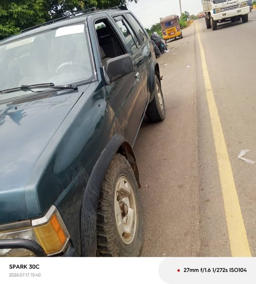 A picture of Nissan Pathfinder first body manual gear with good auxiliary gear