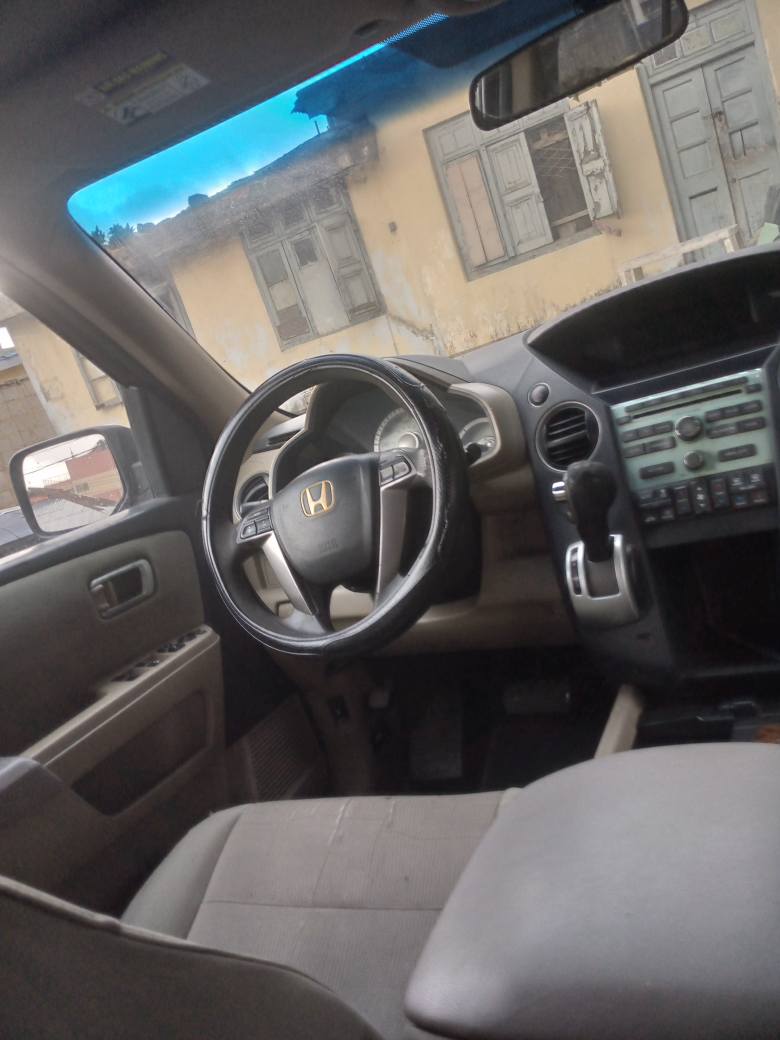 A picture of Honda pilot 2010 model