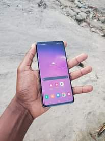 A picture of SAMSUNG S10