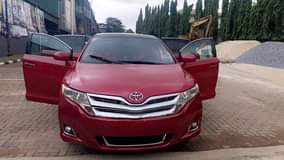 A picture of 2010 venza double pano with thumbstart