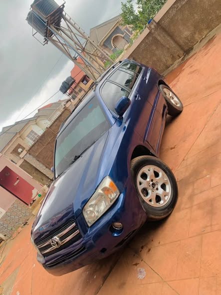 A picture of DISTRESS SALE MAKE TOYOTA MODEL HIGHLANDER YEAR 2004 CONDITION BUY