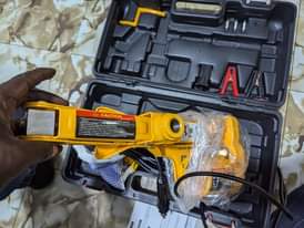 A picture of Electric car jack