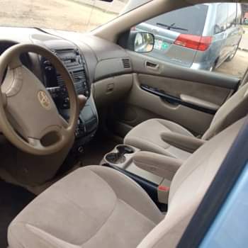 A picture of 05 Toyota sienna