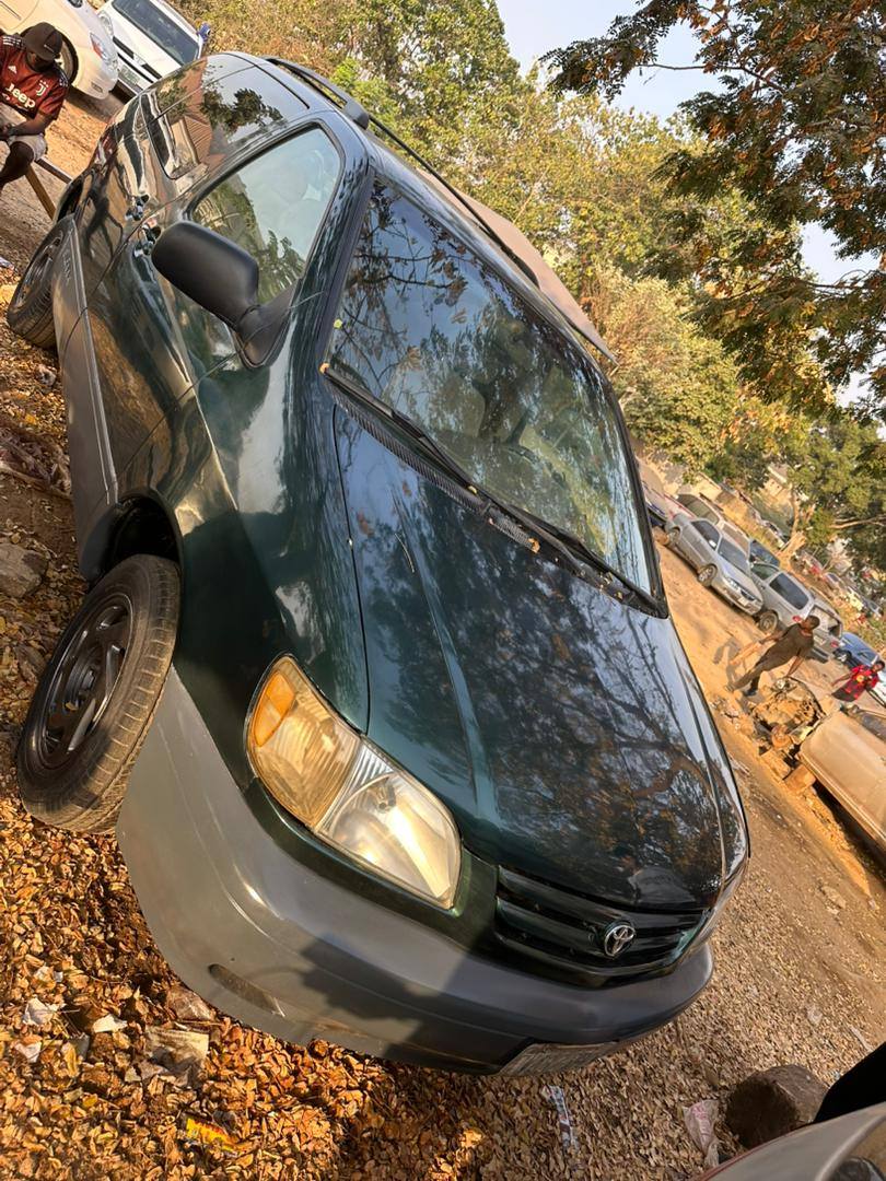 A picture of 2002 Toyota sienna
