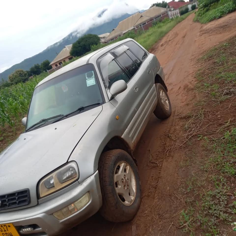 A picture of Rav 4 old on sale 0768718127