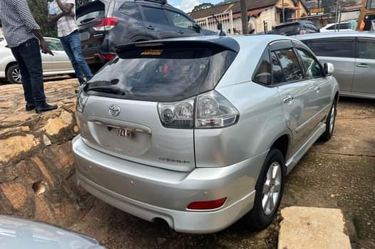 A picture of Toyota Harrier 2011 model