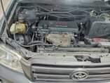 A picture of Awoof awoof Toyota Highlander year 2004 two rows painted going