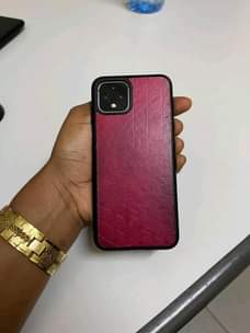 A picture of Hii hapaa GOOGLE PIXEL 4 price 250k.... Aina tatizoo lolotee..