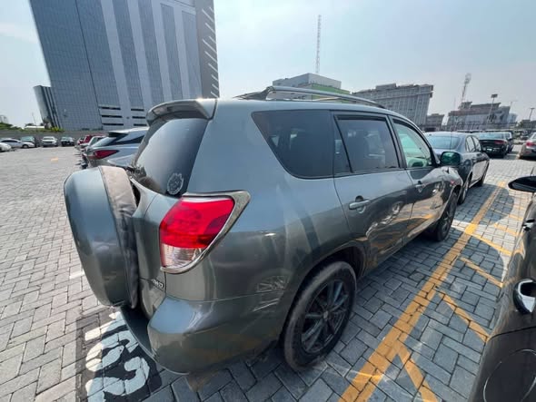 A picture of Toyota RAV4 2008