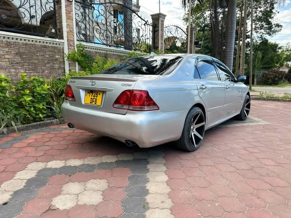 A picture of Toyota Crown Athlete DF Kali kwa Miln 10 8 tu