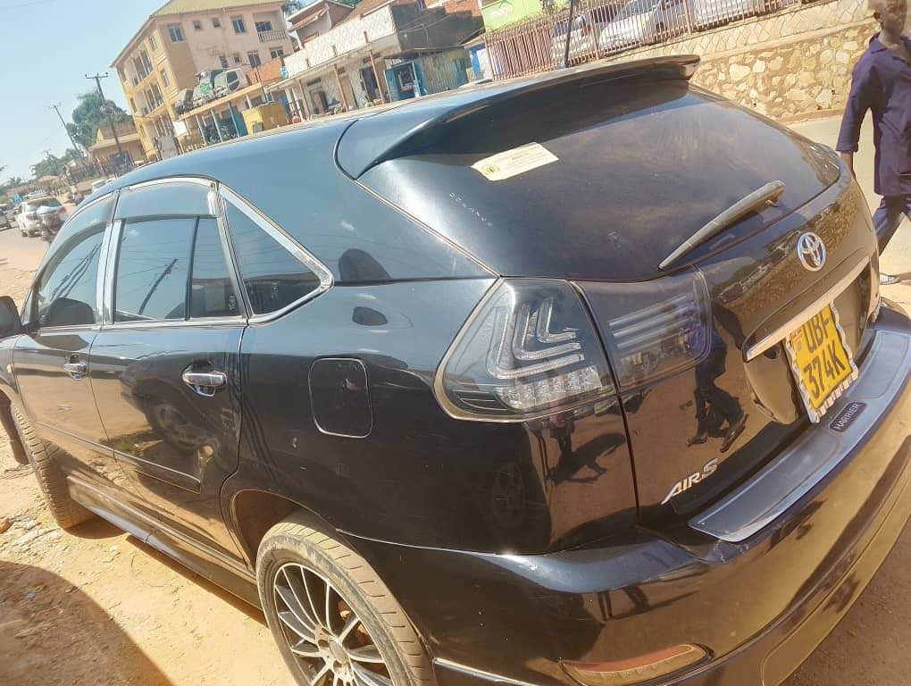 A picture of Toyota harrier 3.0cc 20m quick sale