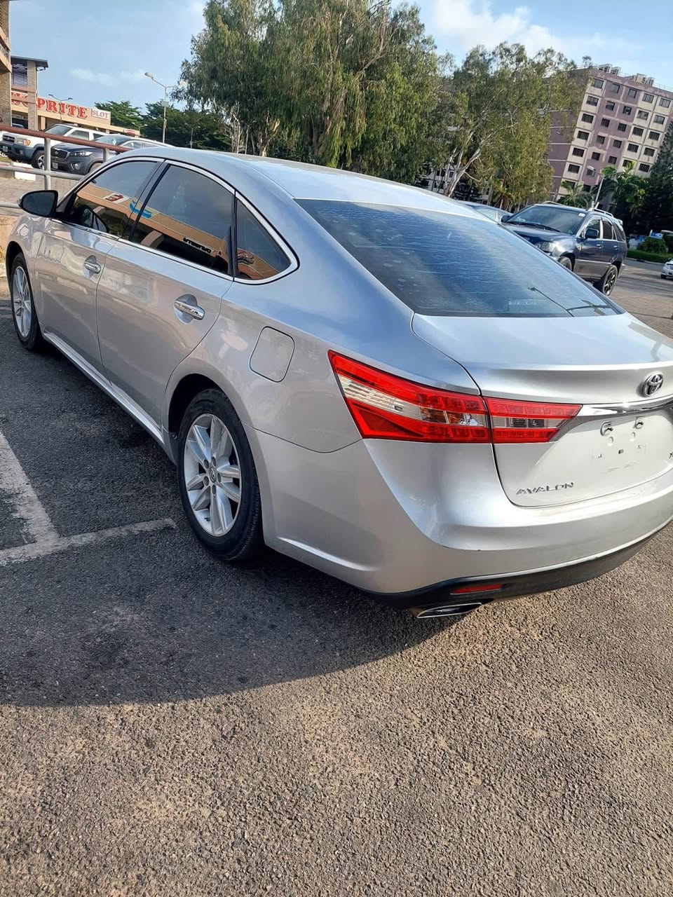A picture of Toyota Avalon 2013 model
