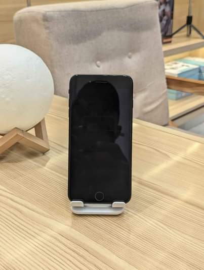 A picture of Iphone 7 plus gb128