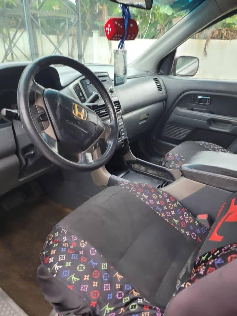 A picture of Honda pilot for sale everything is okay buy and drive