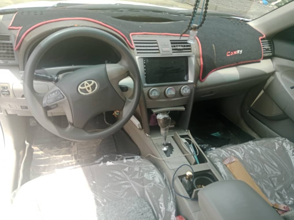 A picture of  V.Clean white Toyota Camry 2010 