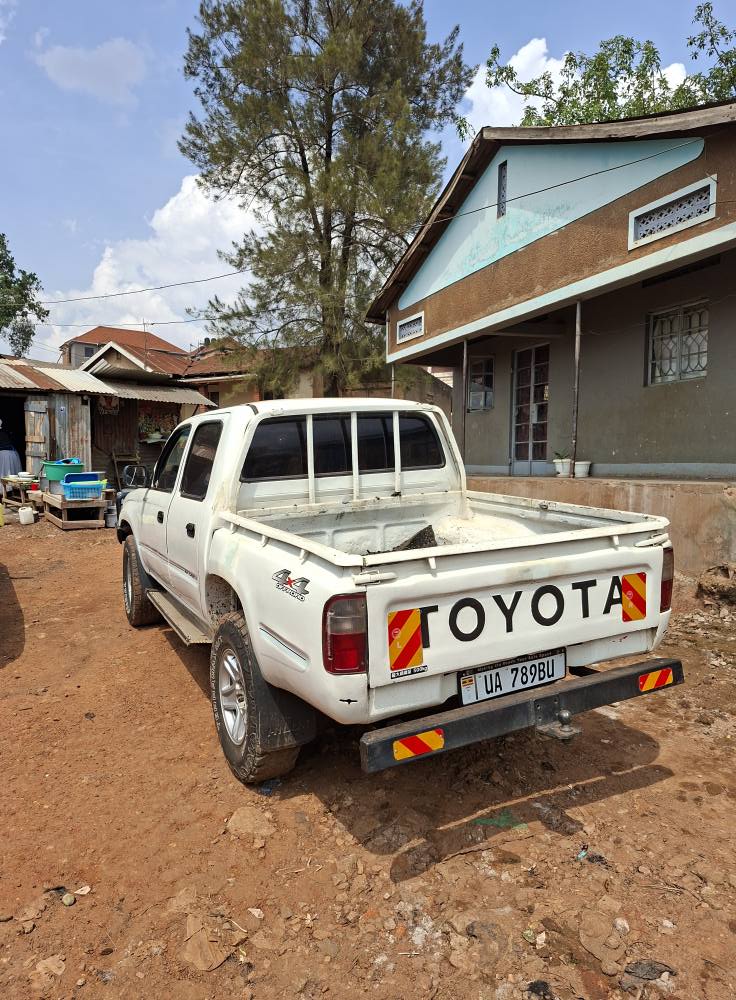 A picture of 4x4 hilux double cabin