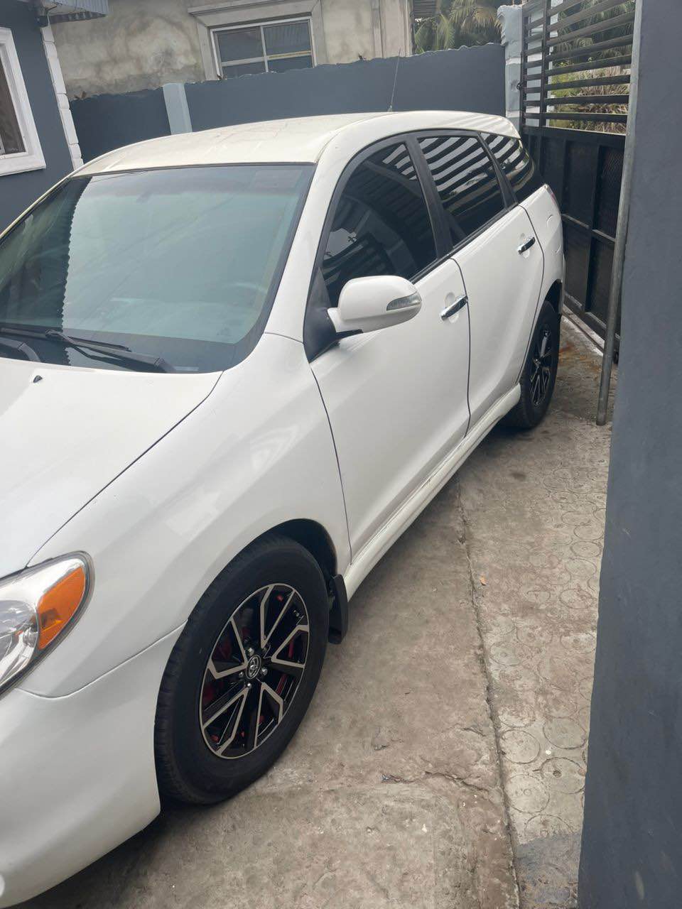 A picture of Toyota matrix 06