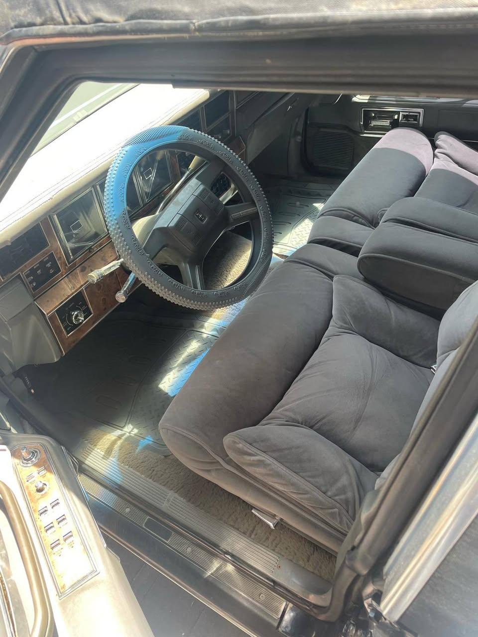 A picture of CLASSIC VINTAGE 1986 LINCOLN TOWN CAR EXTREMELY EASY SMOOTH DRIVE