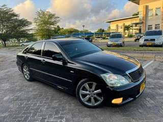 A picture of TOYOTA CROWN