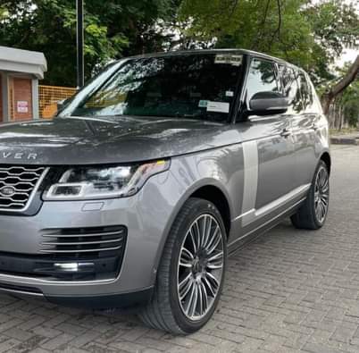 A picture of 2021 Range Rover vogue HSE P400 ambient light suction doors