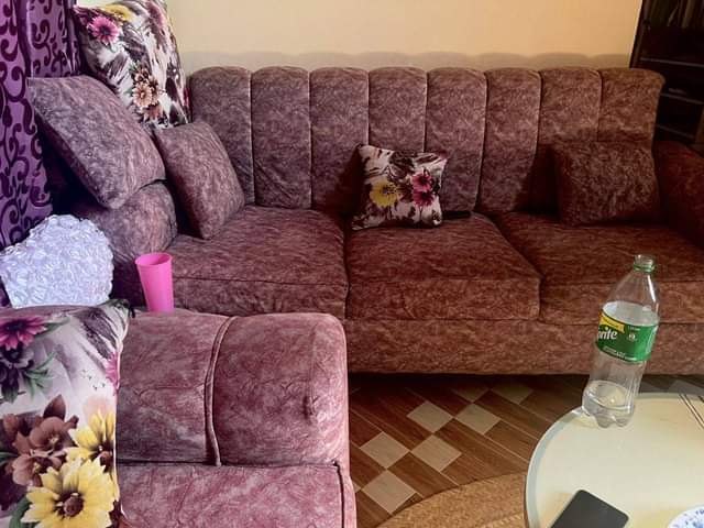 A picture of Sofa set