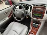A picture of A year used barely driven Toyota Highlander limited 2006 model