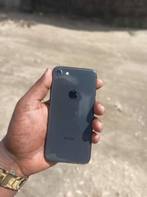 A picture of IPhone 8g Gb64 Btr100 Finger OK Bei 200k Exchange and