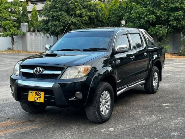 A picture of 0686105091 Price mil 43 8 TOYOTA HILUX PICK UP GARI