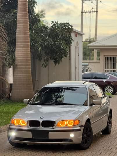 A picture of BMW 325