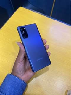 A picture of Samsung galaxy s20fe used