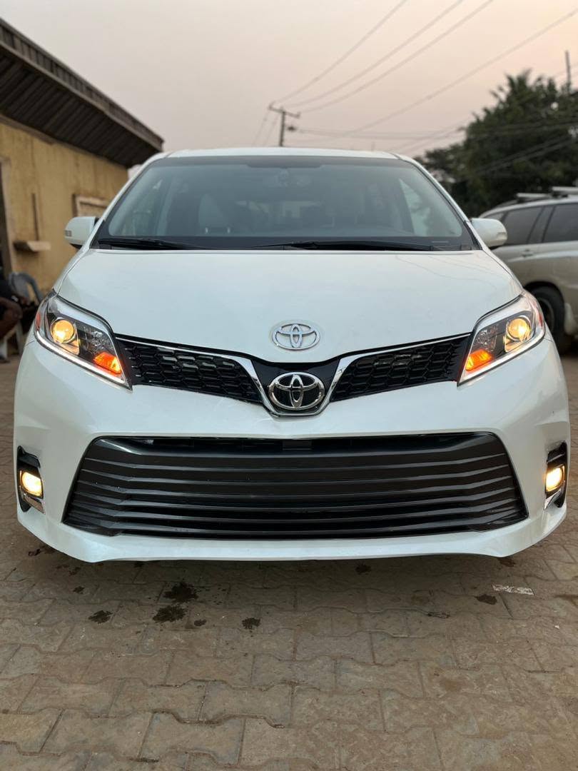 A picture of Toyota Sienna 2016 model foreign used