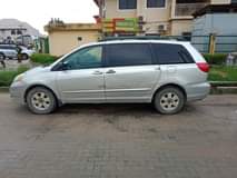A picture of Toyota sienna 08