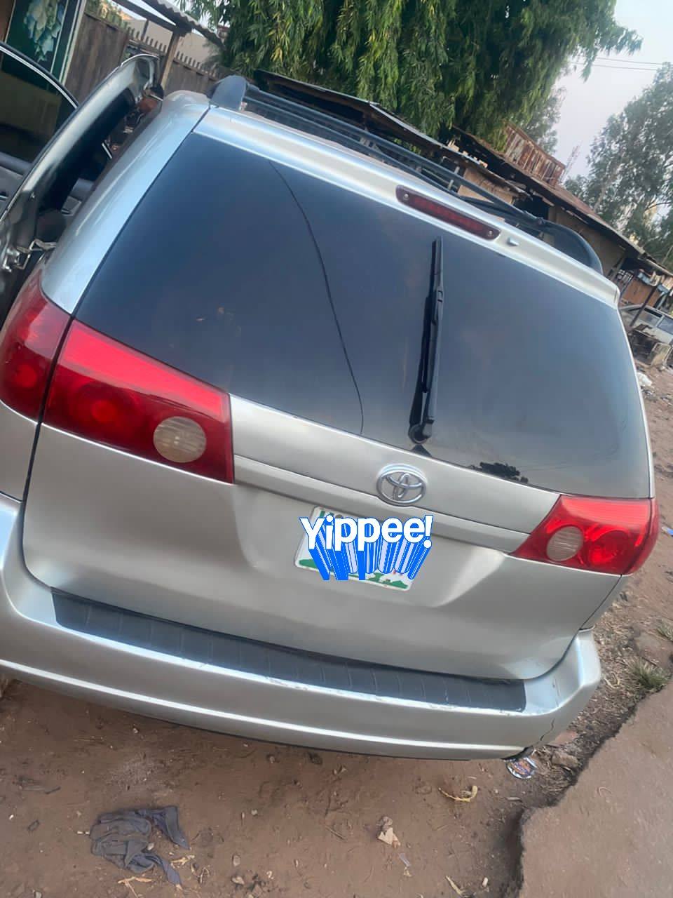 A picture of Toyota sienna