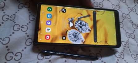 A picture of Samsung note 9
