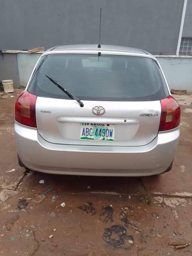 A picture of Obama Toyota Corolla car 2005 prize N4m