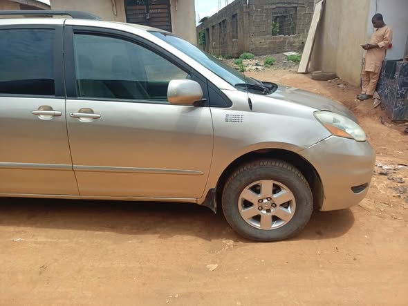 A picture of Toyota Sienna 2005 Toks standard 3MZ Engine