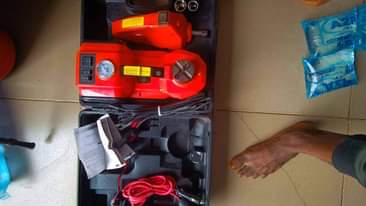 A picture of Electric car jack for sale with complete accessories