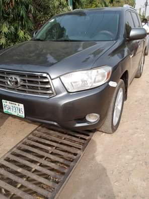 A picture of Neatly Used First Body Toyota Highlander 2009 Model Limited Keyless