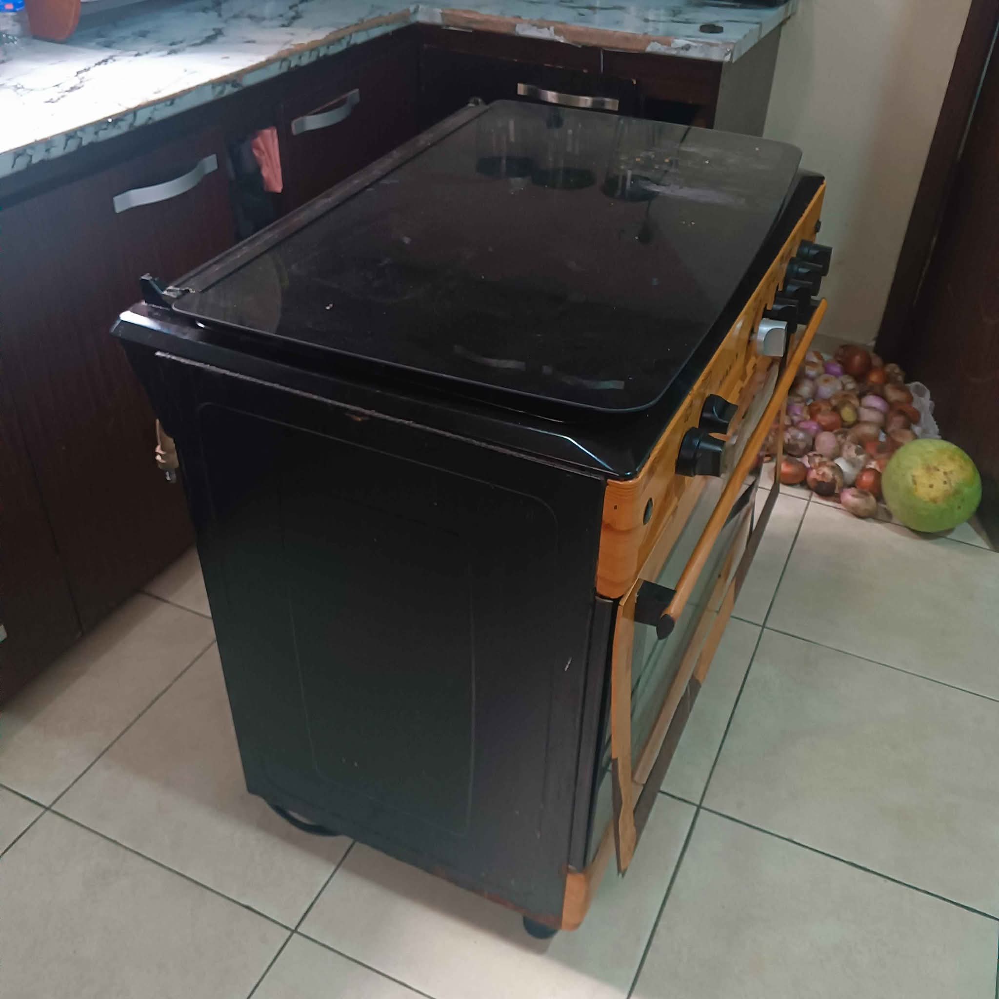 A picture of Maxi Gas Cooker 60x90 CM 5 Burners Inox with wood