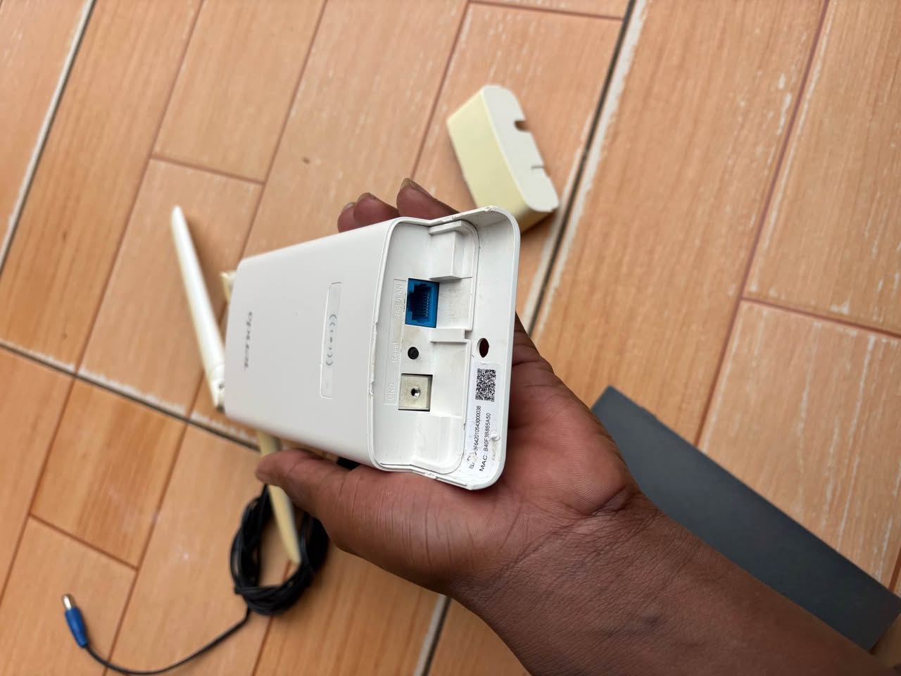 A picture of Omada Gigabit VPN Router and Wi Fi Access Point both