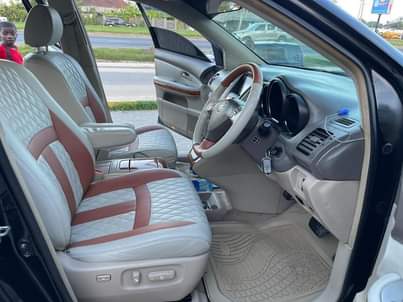 A picture of TOYOT HARRIER NEW MODEL