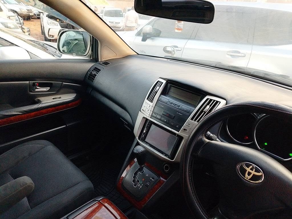 A picture of Toyota harrier 35millions good condition CALL 0786 92 82 59