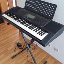 A picture of Yamaha psr 520 keyboard piano