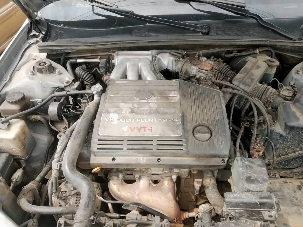 A picture of Toyota Avalon 2004