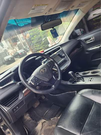 A picture of 2014 Toyota Avalon with silent engine