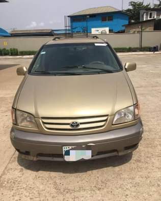 A picture of Toyota Sienna 02