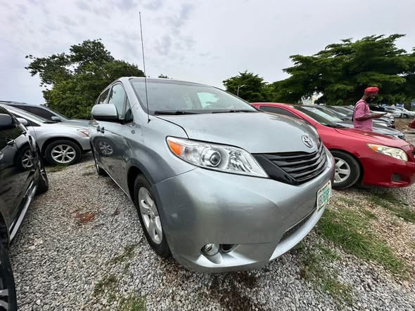 A picture of Toyota Sienna 2013