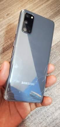 A picture of Cracked samsung s20