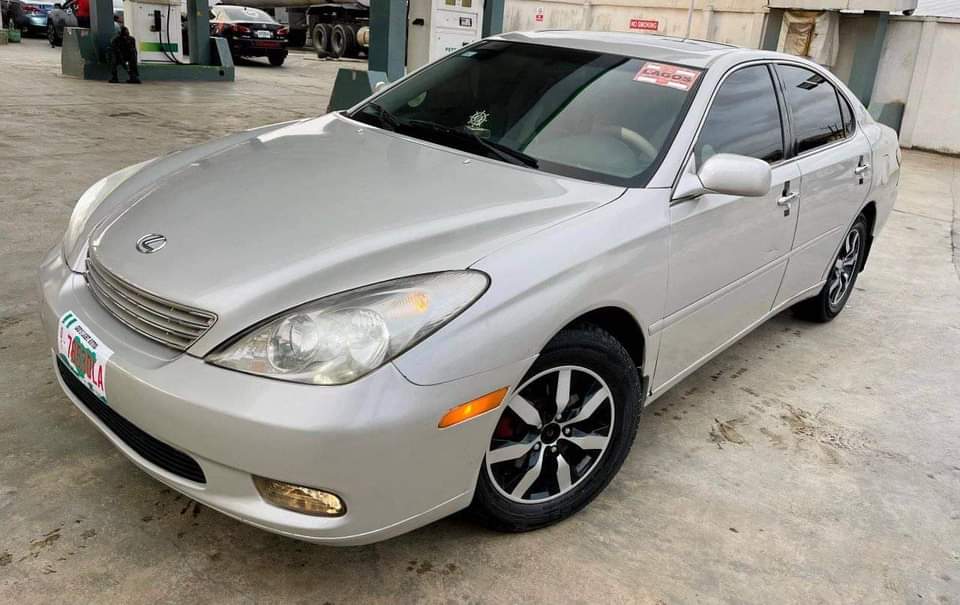A picture of Lexus Es330 Model.
