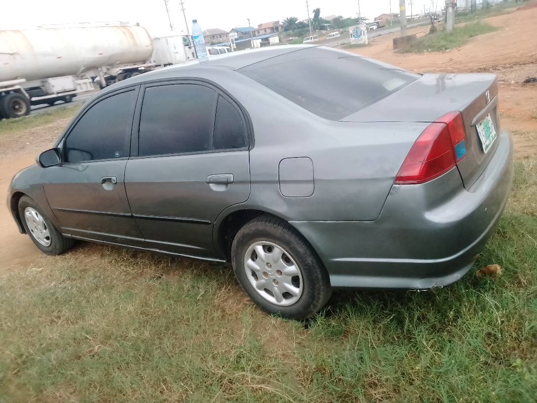 A picture of 2005 honda civic engine and gear working perfectly fine. 2.8m